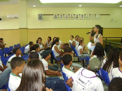 Psicóloga Dra. Ana Paula faz palestra em reunião da Câmara Mirim